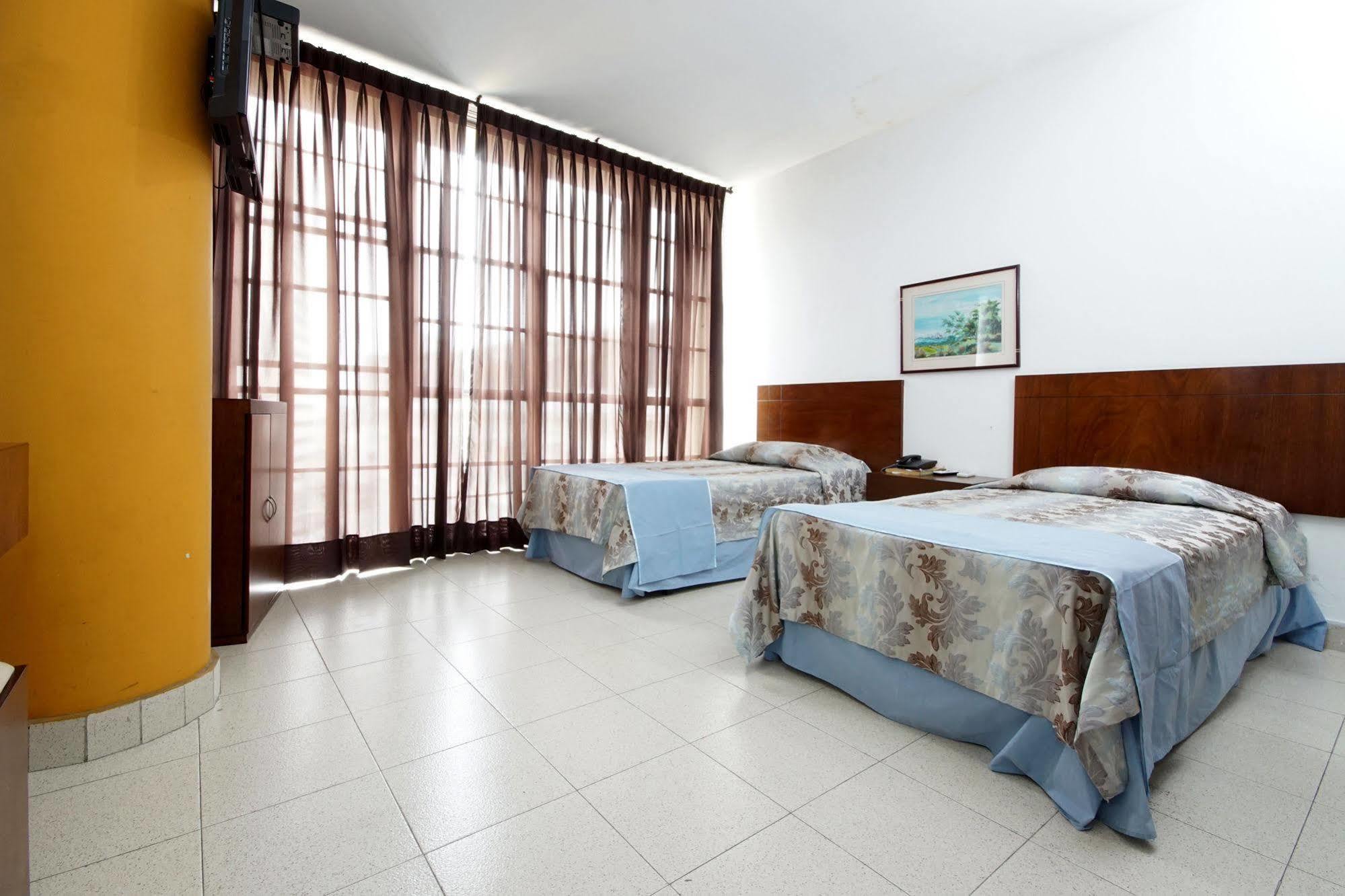 Hotel Royal Plaza Калі Екстер'єр фото